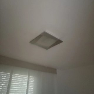 Lámpara de mesa moderna plata y blanco