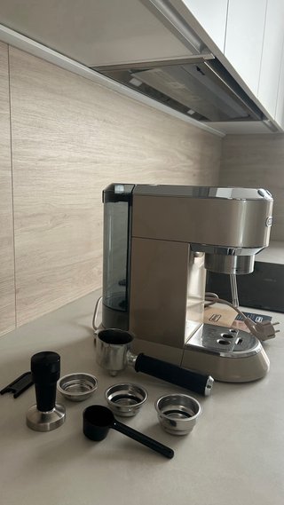 Cafetera De'Longhi Dedica Arte Beige