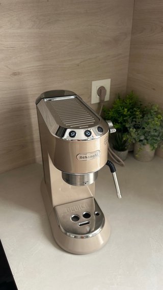 Cafetera De'Longhi Dedica Arte Beige