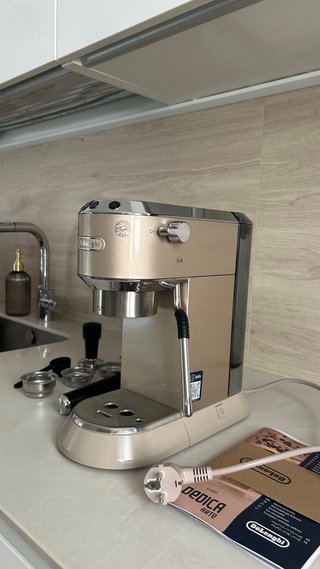 Cafetera De'Longhi Dedica Arte Beige