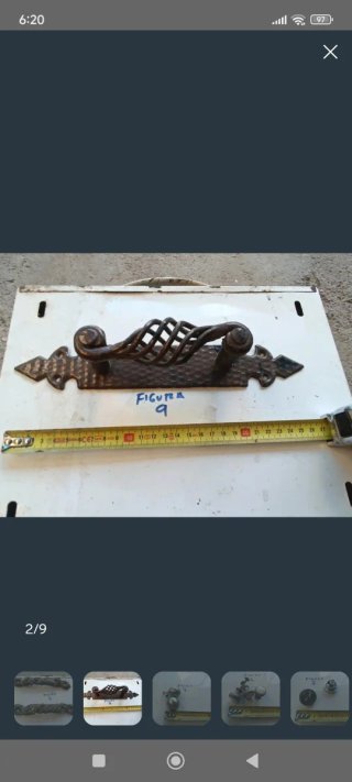 Tirador de puerta antiguo forjado