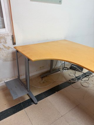 Mesa de oficina ergonómica en madera