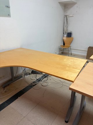 Mesa de oficina ergonómica en madera