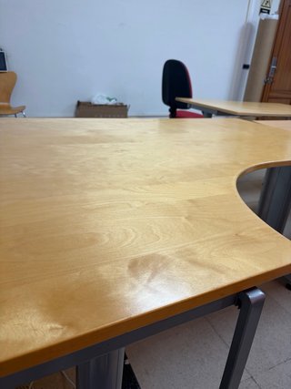 Mesa de oficina ergonómica en madera
