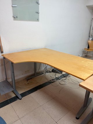 Mesa de oficina ergonómica en madera