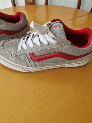 Zapatillas Vans grises y rojas. Y negras