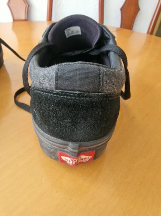 Zapatillas Vans grises y rojas. Y negras