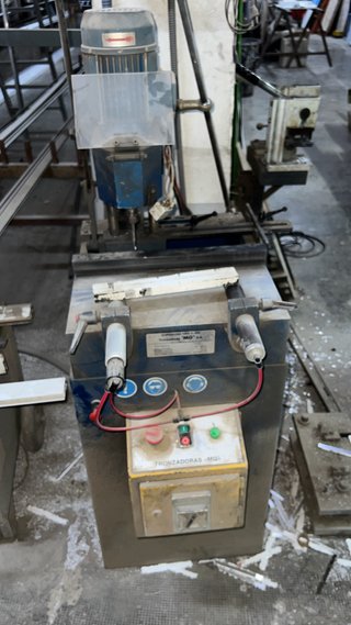 Máquina carpintería metálica
