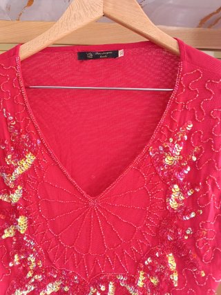 Blusa roja con pedrería