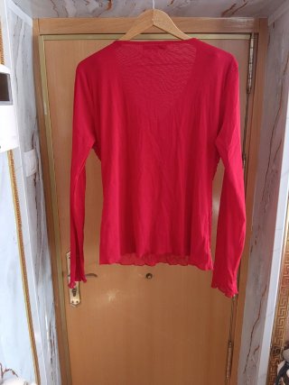 Blusa roja con pedrería