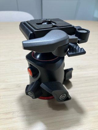 Trípode Manfrotto 055 con rótula MHXPRO