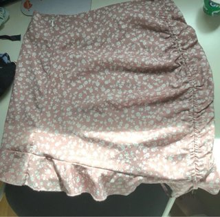 Falda rosa corta floral con cremallera al lado