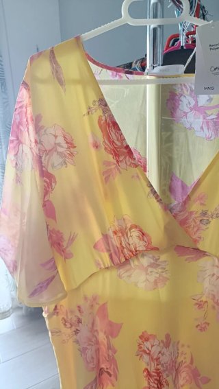 Vestido floral amarillo y rosa