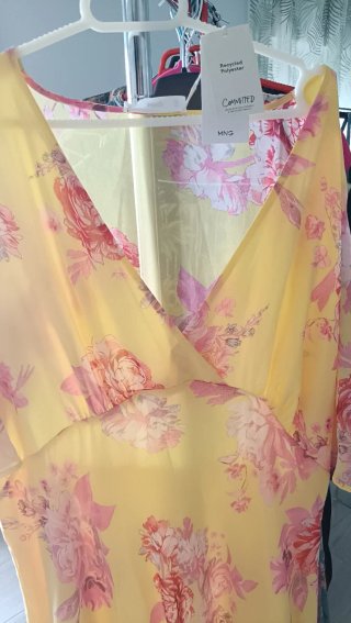 Vestido floral amarillo y rosa