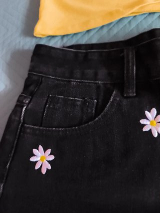 Conjunto Camiseta Amarilla y Shorts Negros flores