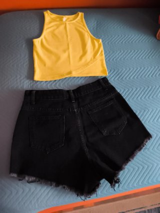 Conjunto Camiseta Amarilla y Shorts Negros flores
