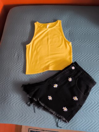 Conjunto Camiseta Amarilla y Shorts Negros flores