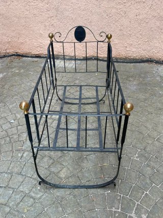 Cuna hierro forjado antigua latón