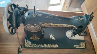 Máquina de coser Singer (1925) con tapa original.