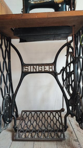 Máquina de coser Singer (1925) con tapa original.
