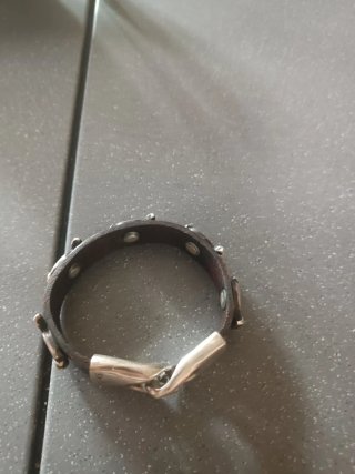 Pulsera de piel con peces plateados, sin receta.