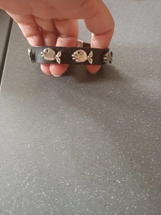 Pulsera de piel con peces plateados, sin receta.