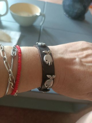 Pulsera de piel con peces plateados, sin receta.