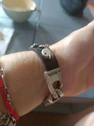 Pulsera de piel con peces plateados, sin receta.