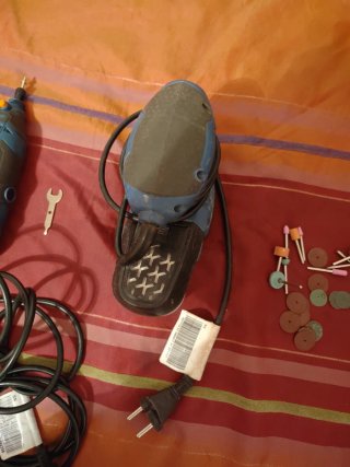 Taladro y Dremel con accesorios