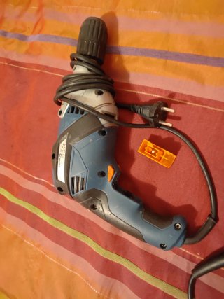 Taladro y Dremel con accesorios