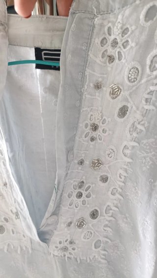 Vestido de verano blanco y azul