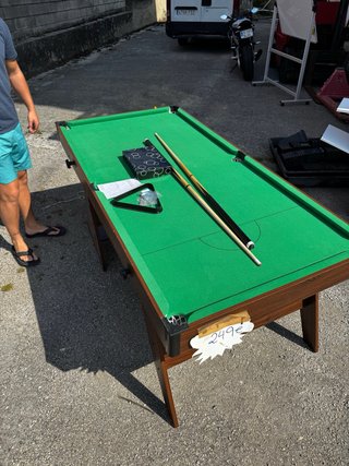 Mesa de billar con accesorios