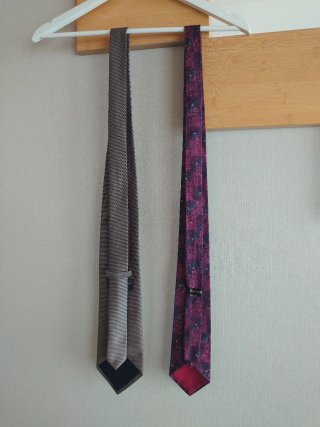 Corbatas morada y gris