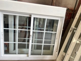 Ventana corredera blanca con rejas