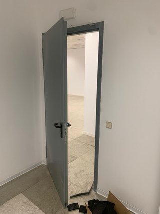 Puerta Metálica Industrial 97cm + Barra Antipánico
