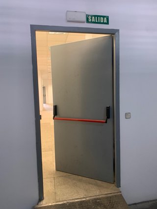 Puerta Metálica Industrial 97cm + Barra Antipánico