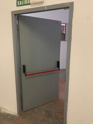 Puerta Metálica Industrial 97cm + Barra Antipánico