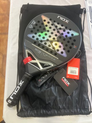 Pala de pádel NOX con funda