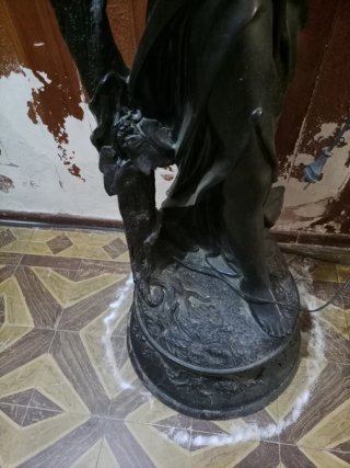 Escultura de resina con uvas verdes