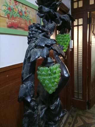 Escultura de resina con uvas verdes