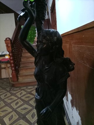 Escultura de resina con uvas verdes