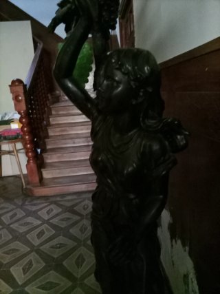 Escultura de resina con uvas verdes
