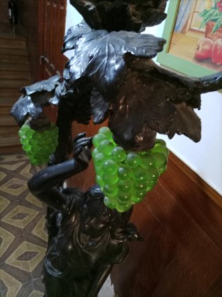 Escultura de resina con uvas verdes