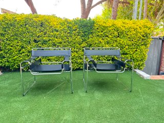 Sillón de diseño negro y cromo
