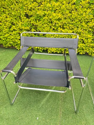 Sillón de diseño negro y cromo