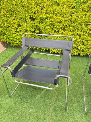 Sillón de diseño negro y cromo