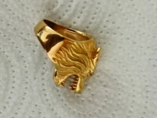 Anillo sello con forma de lobo en oro 24kl.