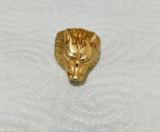 Anillo sello con forma de lobo en oro 24kl.
