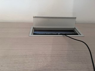 Mesa escritorio muy cuidada de madera y metal