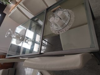 Mesa Comedor Cristal Extensible + 6 Sillas de piel